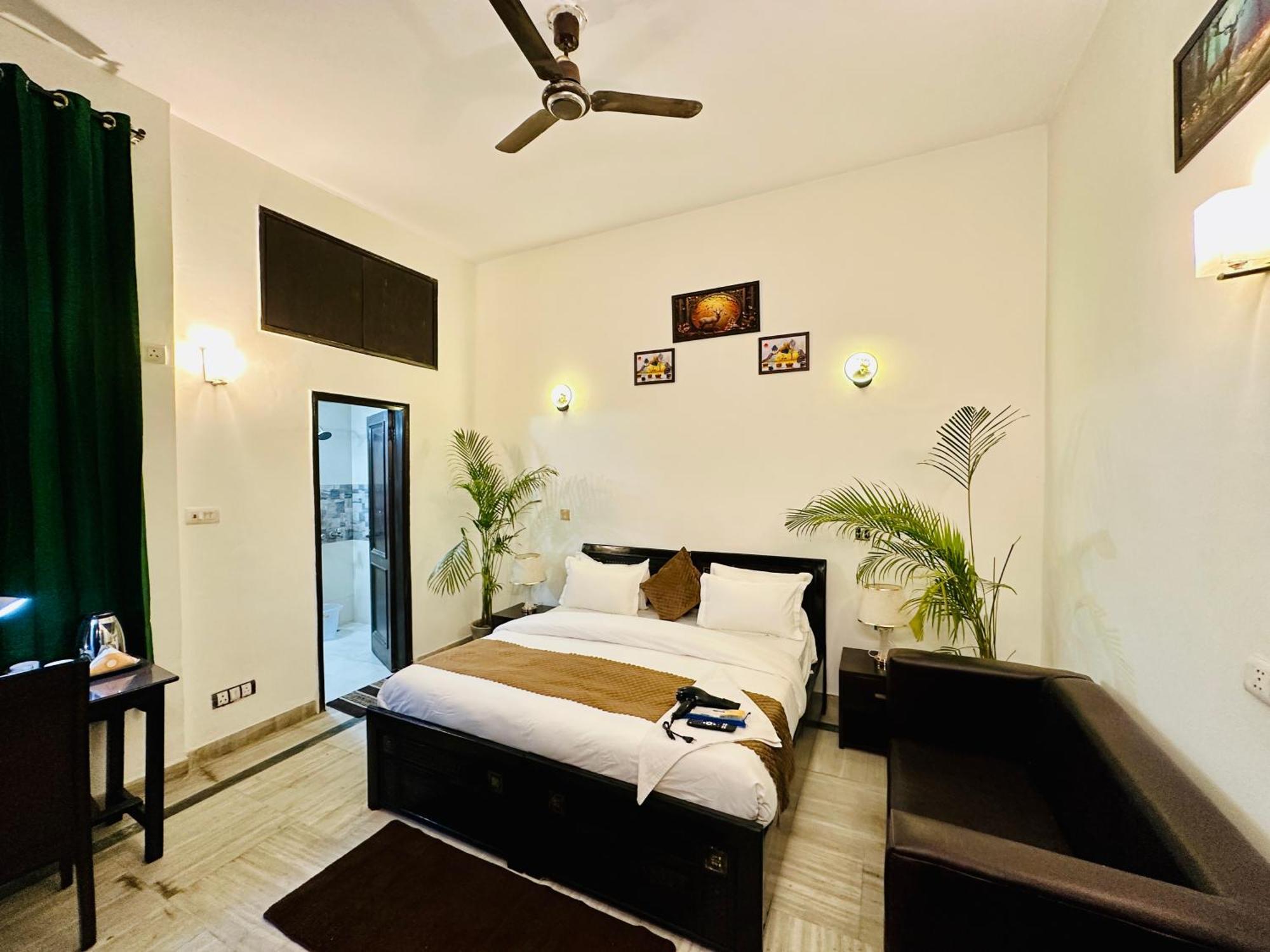 The White Scent-Near Noida Sector 18 Metro Hotel Exterior foto