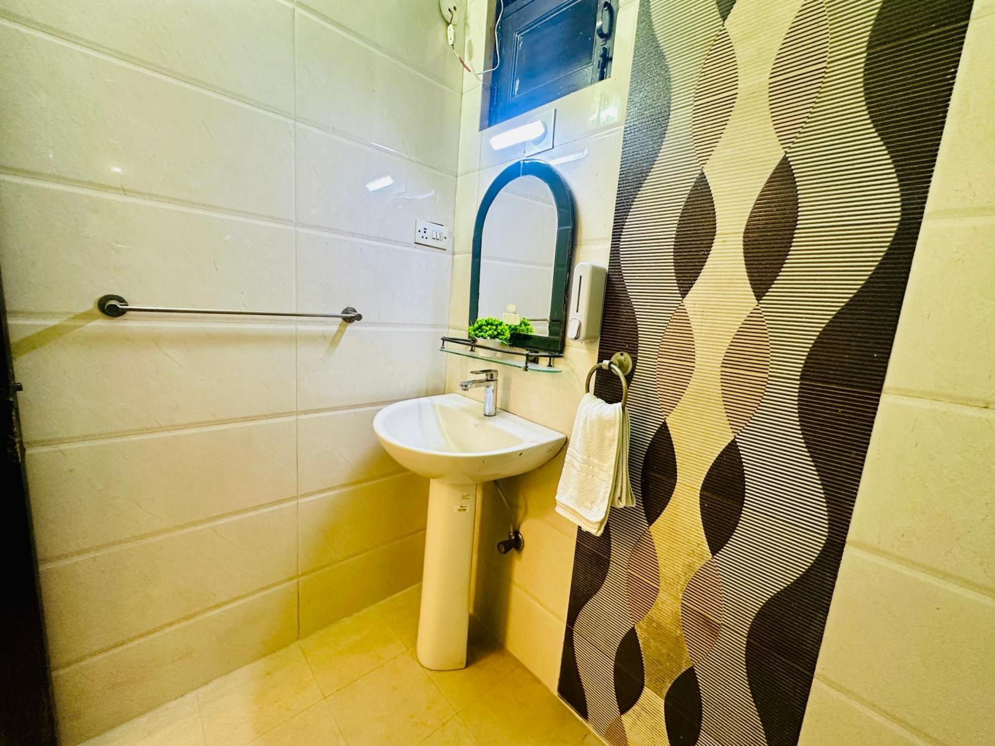 The White Scent-Near Noida Sector 18 Metro Hotel Exterior foto