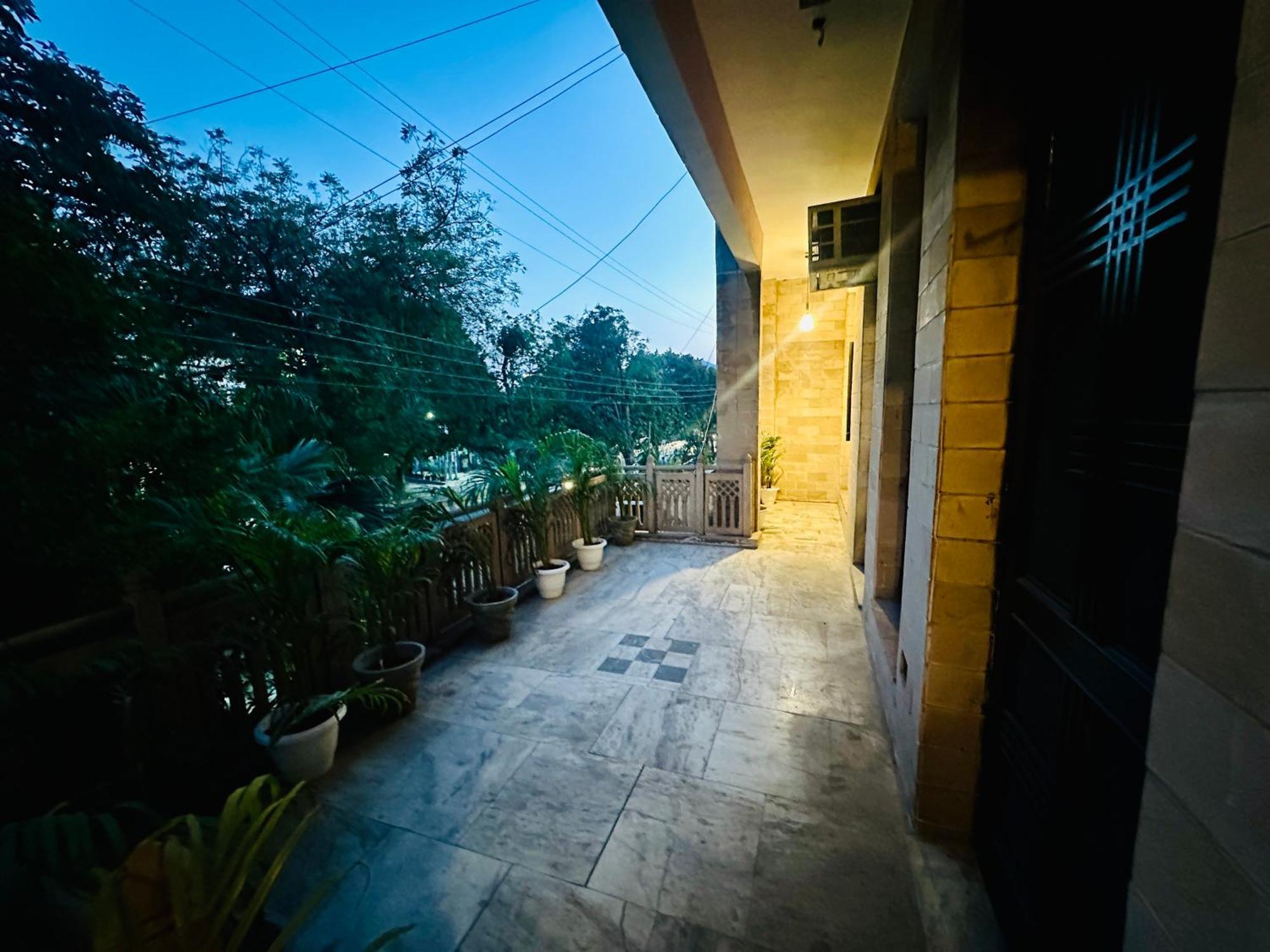 The White Scent-Near Noida Sector 18 Metro Hotel Exterior foto